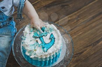 Kid eating cake with your hands.