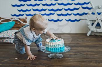 Kid eats cake with his hands.