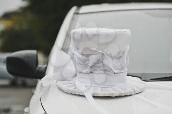 The decoration on the car in the form of a hat.