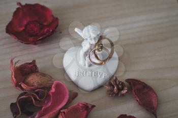 Figurine angel with wedding rings.