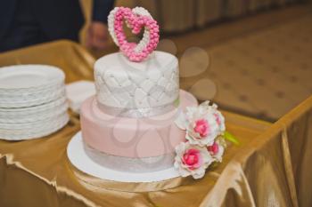 Cake with pink flowers and hearts.