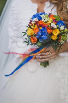 Photo multicolored bouquet in the hands of the bride.