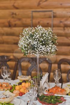 Festive table decoration with bouquets of flowers.