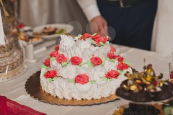 The cake for guests with pink flowers.