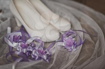 Fabric flowers into the hands of the bridesmaids.