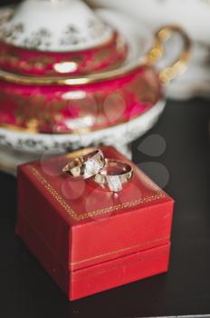 Decoration in the form of rings in a chic setting.