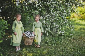 Bridesmaids carried a wicker basket with flowers for garden decoration.