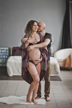 Photographing a couple during pregnancy.