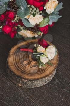 Bouquet with red and beige flowers on the table.