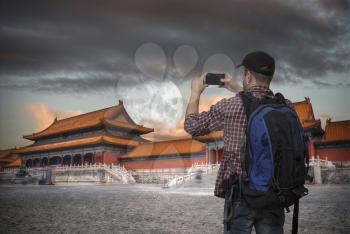 blogger shoots video on the smartphone Forbidden City. Beijing