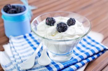 yogurt with blackberry