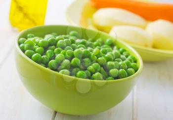 fresh green peas in the green bowl