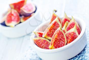 fresh figs in bowl and on a table