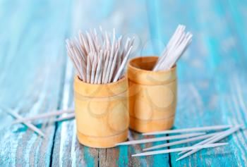  wooden toothpicks on the green table,  toothpick on wooden backgrounds