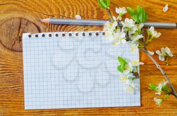 flowers and note on wooden background
