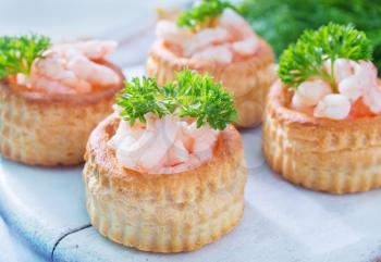 tartalets with shrimps