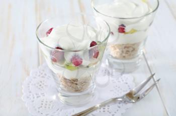 oat flakes with yogurt