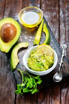 avocado sauce in bowl and on a table