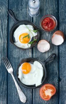 fried eggs for breakfast, fried eggs in pan