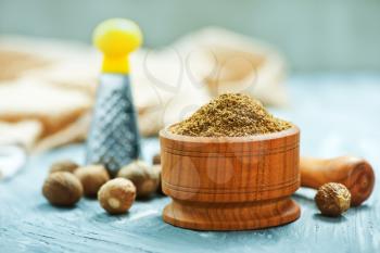 nutmeg and powder in bowl and on a table