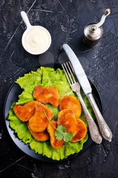 nuggets on salad leaf, fried chicken nuggets