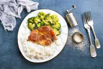 boiled rice with fried meat and broccoli