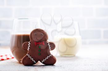 cocoa drink and gingerbread on a table