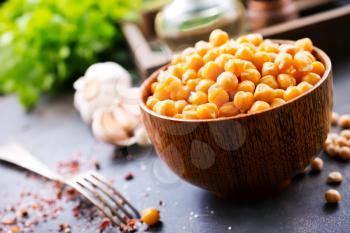 chickpeas  in bowl and on a table