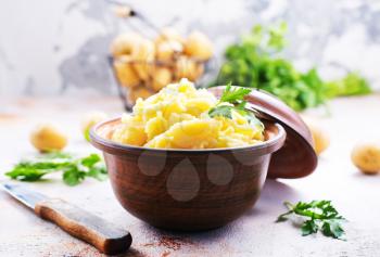 mashed potato in bowl abd on a table