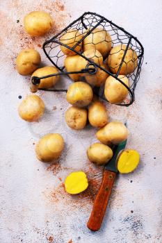 raw potato on a table, raw potato in basket