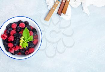 mix berries, fresh berry in the bowl