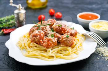 boiled spaghetty with meatballs and tomato sauce