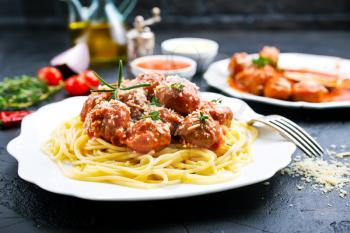 boiled spaghetty with meatballs and tomato sauce
