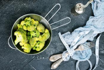 raw broccoli, diet food, fresh broccoli in pan