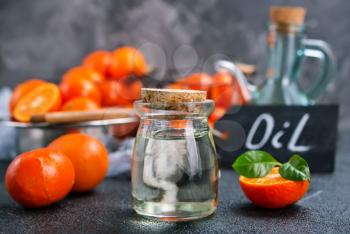 tangerine oil, fresh tangerines and oil in glass 