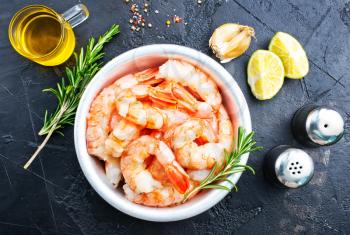 boiled shrimps with fresh lemon and spice