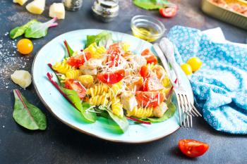 boiled pasta with chicken and gresh tomato