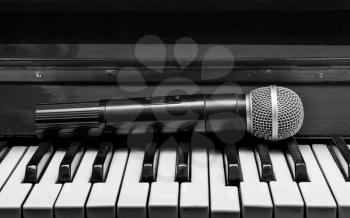 Black and white pianos and wireless microphone