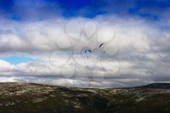 Kite flyers in the sky background hd