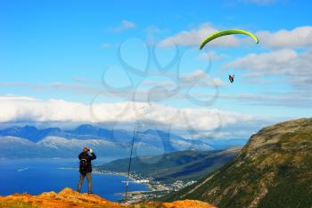 Man taking picture of Norway kite flyer background hd