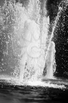 Vertical black and white fountain splashes background hd