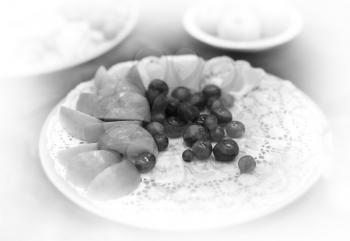 Black and white grapes and apples on dish bokeh background hd