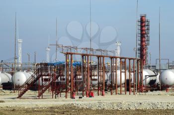 Overpass loading of oil products and fuel storage vessels. The equipment at the refinery.