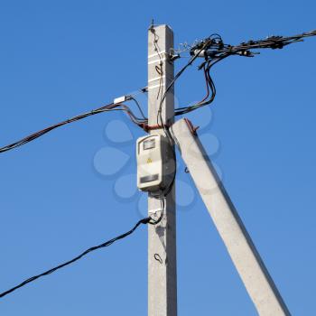 Electro-bolt with a counter and wires, a torsad on a pole