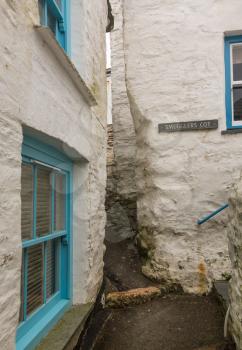 Narrow ginnel or alley pathway between whitewashed homes in Port Isaac, Cornwall, England UK