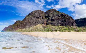 Panorama of sandy beach and cliffs by ocean on Polihale beach in Kauai, Hawaii