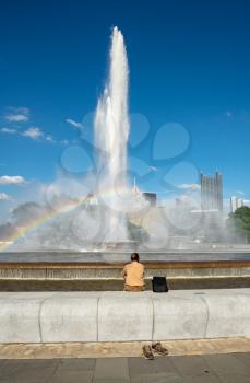 Tourist soaks his feet in the fountain at Point State Park in Pittsburgh PA