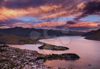Queenstown cityscape with Wakatipu lake and Remarkables Mountains at sunset, New Zealand