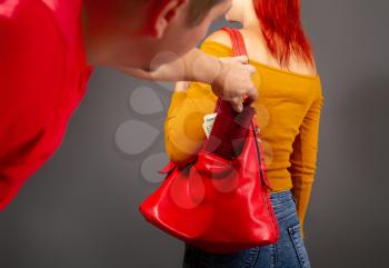 the robber comes up from the back to the girl secretly pulls out of her bag a purse with money
