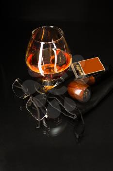 Whiskey glass and smoking pipe. Cognac glass. Brandy glassful. Cognac france. Smoking pipe and scotch drink. 